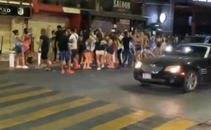 Turistas "olvidan" pandemia y arman fiesta en calles de Los Cabos
