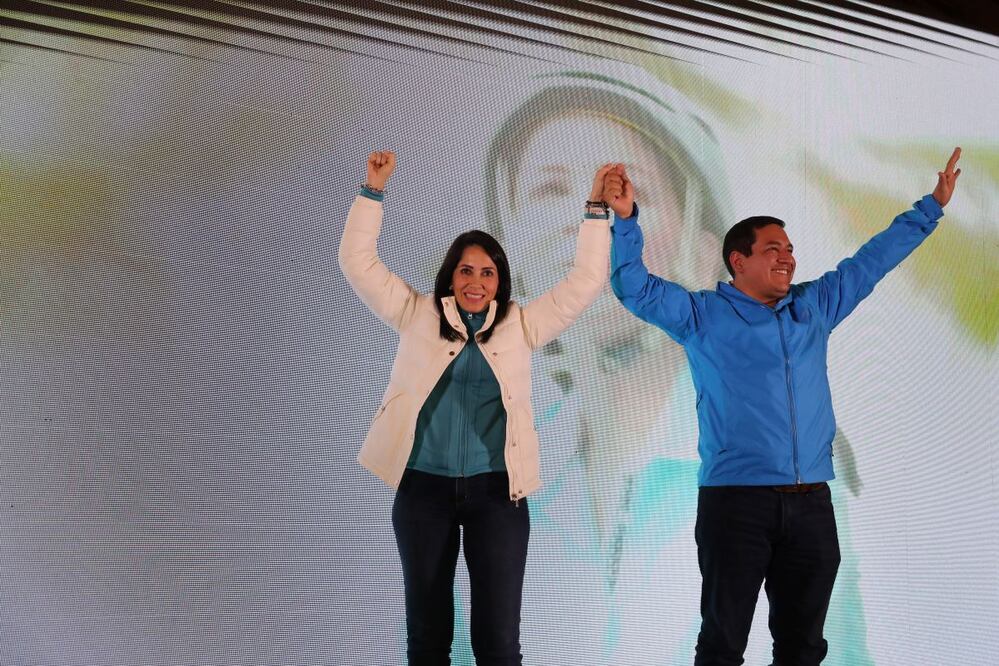 La candidata a la presidencia de Ecuador, Luisa González, acompañada de su fórmula vicepresidencial Andrés Arauz, saludan a sus seguidores en Quito (Ecuador). Foto: EFE