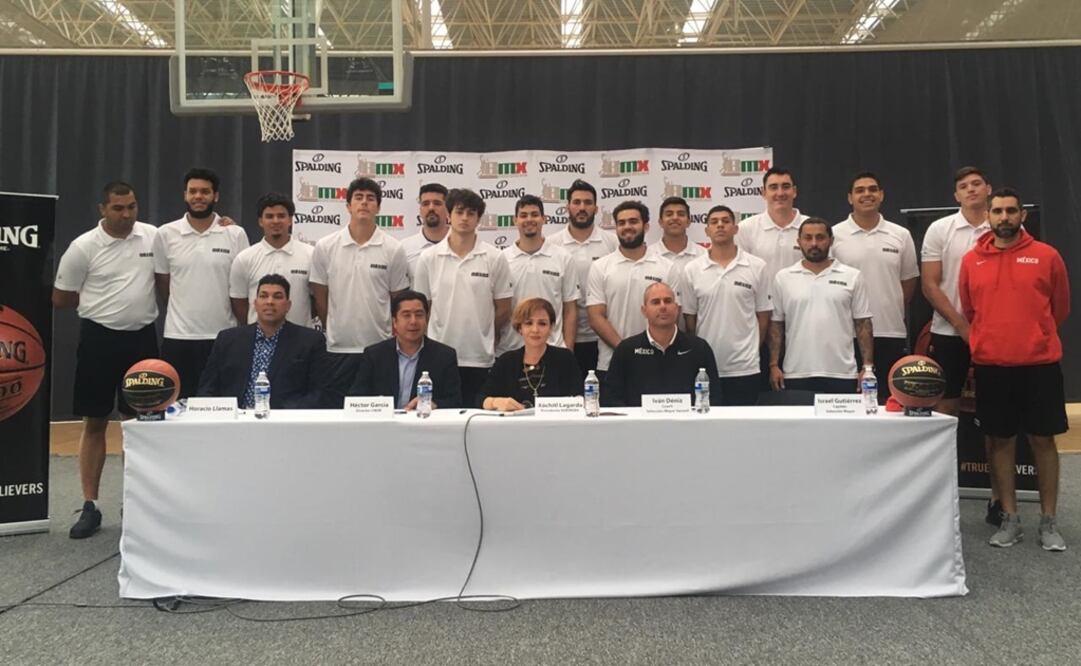 El combinado mexicano de baloncesto que asistirá a Lima, acompañados por Horacio Llamas, Xóchitl Lagarda e Iván Déniz, su entrenador. Foto: Especial