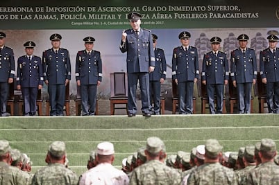 Cienfuegos exhorta a militares a superarse