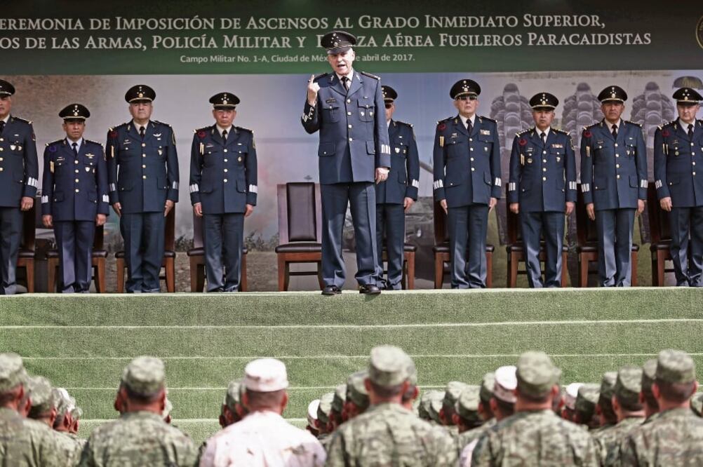 Salvador Cienfuegos, titular de la Sedena, entregó medallas a 138 elementos del Ejército y Fuerza Aérea ascendidos (ALEJANDRO ACOSTA. EL UNIVERSAL)