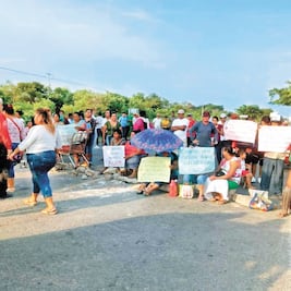 Cierran carreteras para exigir reconstrucción 