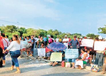 Cierran carreteras para exigir reconstrucción