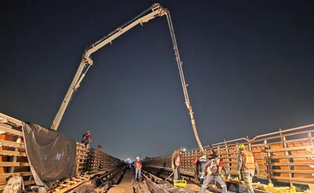 El Sistema de Transporte Colectivo (STC) llevó a cabo, la madrugada de este sábado, el colado de cuatro trabes nuevas para reforzar el tramo elevado de la línea B del Metro. 
Foto: Especial.