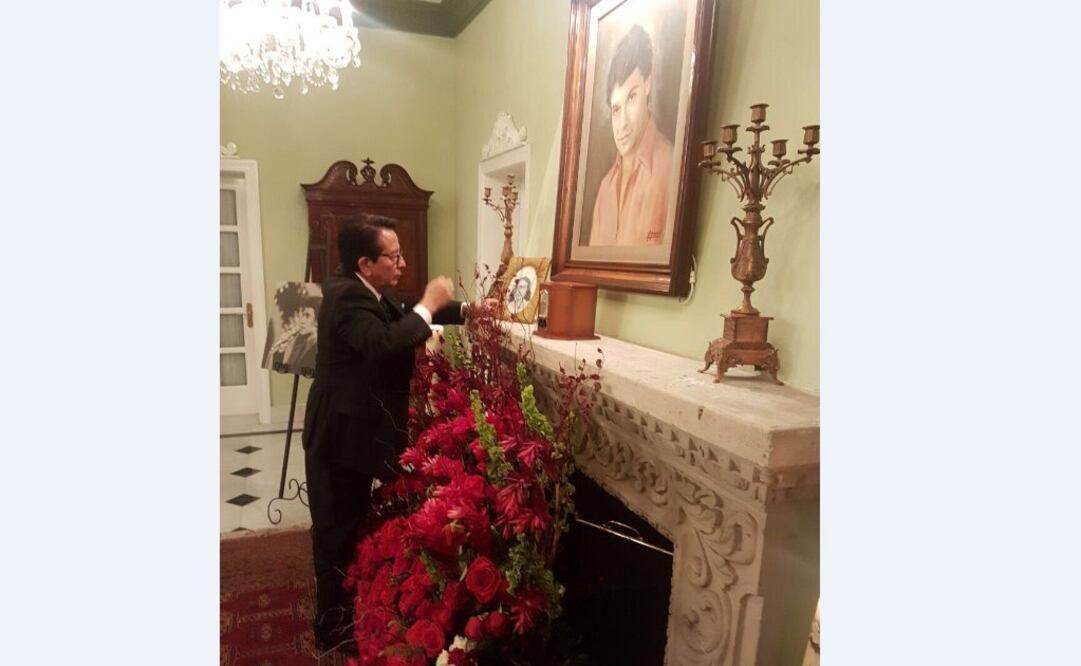 Jesús Salas, representante de Juan Gabriel, colocó las cenizas del cantante sobre la chimenea de su casa en Ciudad Juárez  FOTO:  Cortesía de Hiltzik Strategies / Tangerine Soul
