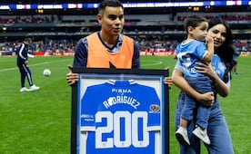 Cruz Azul reconoce a Charly Rodríguez que llega a 200 partidos con La Máquina