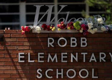 Mientras 19 niños eran asesinados en tiroteo en Texas, policías esperaban a que les llevaran equipo de protección, revela NYT
