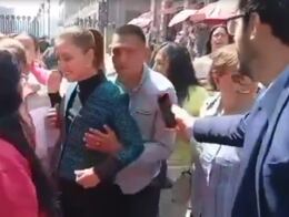 Falla seguridad de Sheinbaum; sujeto la toca sin su consentimiento