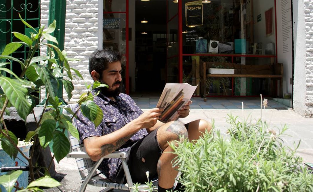Hace poco más de dos años, el curador Mauricio Marcín y los artistas Maru Calva, Jerónimo Rüedi y Macarena Hernández confabularon contra el sentido común y contra el fracaso y decidieron juntar sus bibliotecas personales para abrir Aeromoto, que se inauguró un año después, el 30 de enero de 2015.