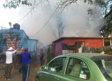 Servicios de emergencia atienden incendio en vivienda en Calzada de los Gallos