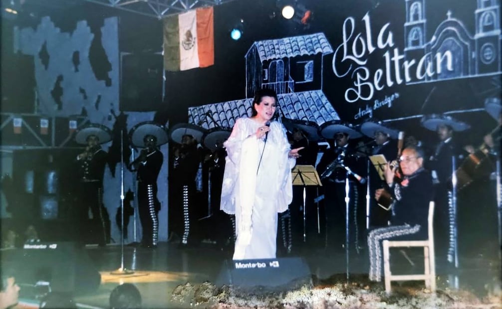 Lola Beltrán en el Andy Bridges; atrás de la cantante, a la derecha, se puede apreciar el trabajo de Pepe Álvarez bartender y rotulista. Fotografía cortesía de Andrés Puentes.