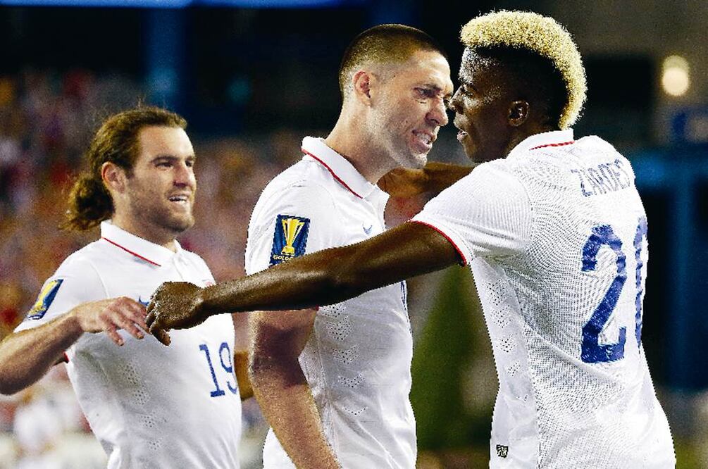 Clinton Dempsey (izq.) es uno de los hombres más peligrosos en la delantera del conjunto de las barras y las estrellas (ARCHIVO EL UNIVERSAL)