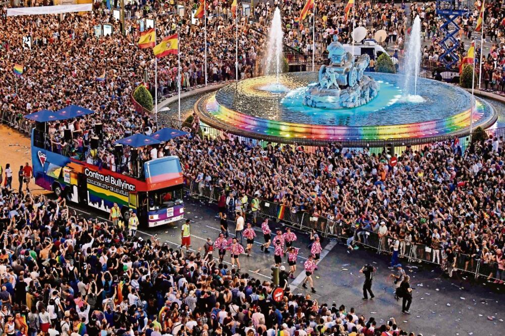 Participantes de la World Pride y la Euro Pride se reunieron en torno a la plaza de las Cibeles, en Madrid, para exigir el fin de la represión a la comunidad. (GERARD JULIEN. AFP)