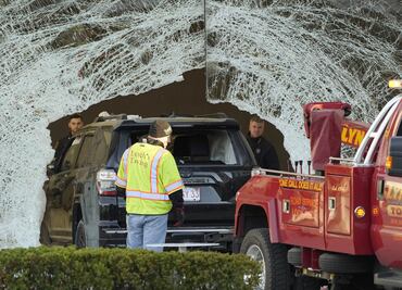 Detienen a hombre que estampó camioneta contra tienda de Apple en EU