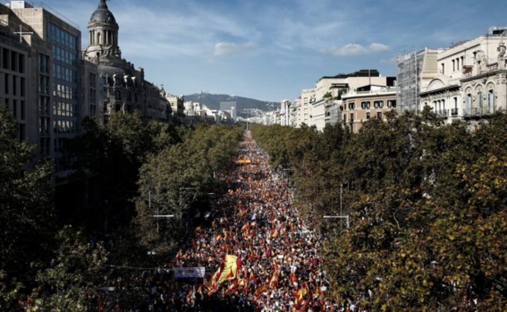 Miles marchan en Barcelona contra el separatismo