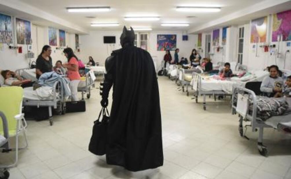 Batman argentino deja de lado a los villanos y lleva sonrisas a hospital infantil