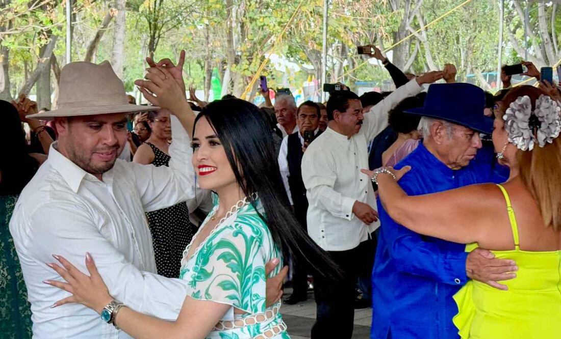 Alameda del Sur se dieron cita los zapatos de charol, los bicolor, los vestidos largos, de satín, sombreros y bisutería de la época. Foto: Especial