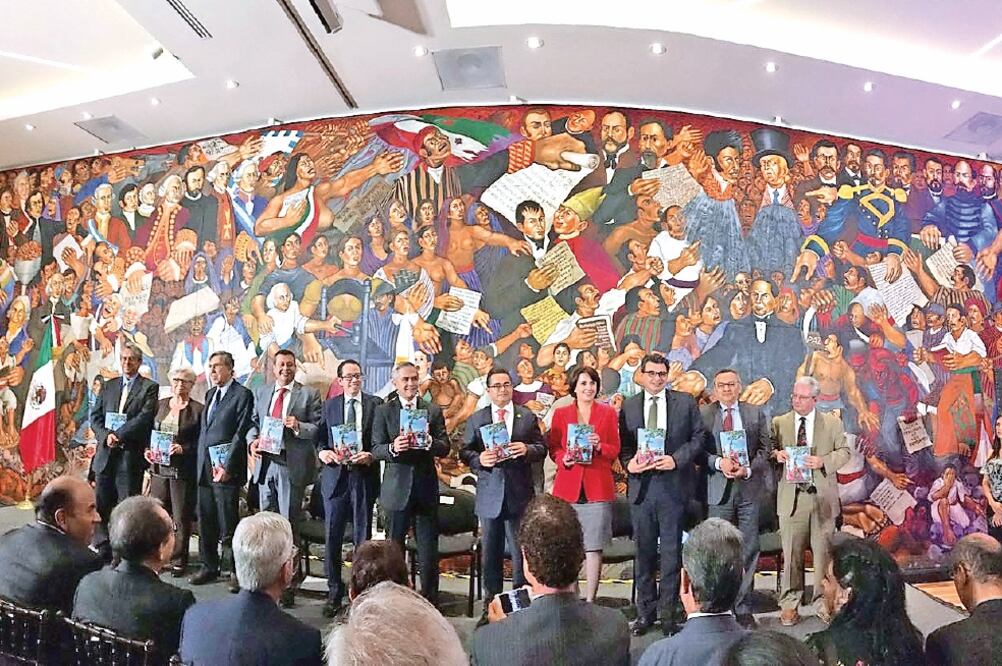 El libro Capital Social en la CDMX fue elaborado por el Gobierno local y cuenta con participaciones del jefe de Gobierno, Miguel Ángel Mancera, y el comisionado para la Reforma Política, Porfirio Muñoz Ledo, entre otros (TWITTER)