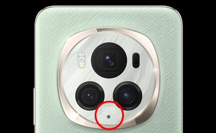 Para qué sirve el orificio que está cerca de la cámara del celular