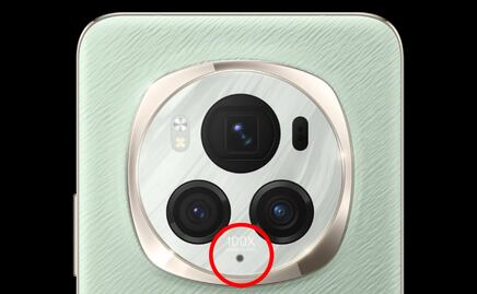 Para qué sirve el orificio que está cerca de la cámara del celular