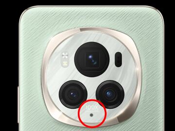 Para qué sirve el orificio que está cerca de la cámara del celular