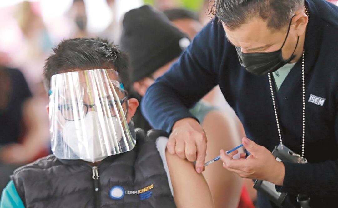 Residentes de Neza que recibieron su primera dosis de Astra-Zeneca en junio pasado acudieron por la segunda inyección. Foto: Xinhua.