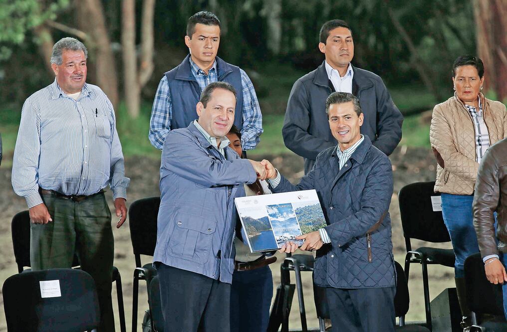 El presidente Enrique Peña Nieto y el gobernador del Estado de México, Eruviel Ávila, encabezaron la ceremonia por el Día del Árbol, en el municipio de Lerma. Foto: ESPECIAL