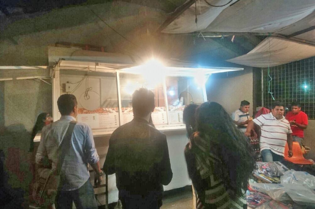 En puestos ambulantes aledaños al recinto, la especialidad de la noche iba desde tacos de canasta hasta tortas (FOTOS: ARIEL LEÓN. EL UNIVERSAL)