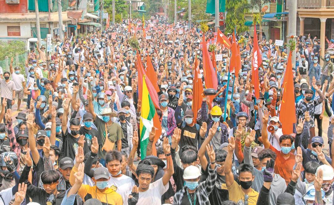 Manifestantes birmanos ayer contra los golpistas en Dawei. La cifra total de víctimas mortales superaría ya los 400 fallecidos. Foto: AFP.