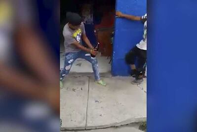 Joven muestra la "nueva manera" de abrir una caguama