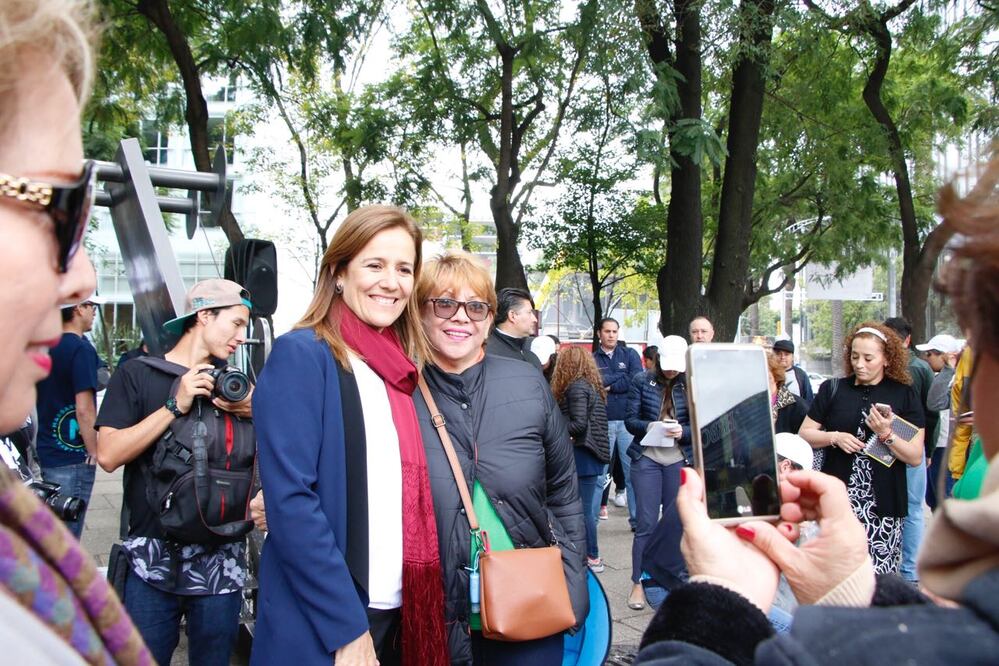 Zavala recolecta firmas en el Ángel de la Independencia