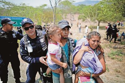 Frena operativo sorpresa a caravana de migrantes