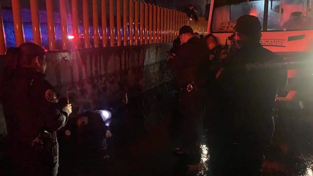 Los cuerpos de dos presuntos asaltantes quedaron tendidos sobre la carretera. Foto: ESPECIAL