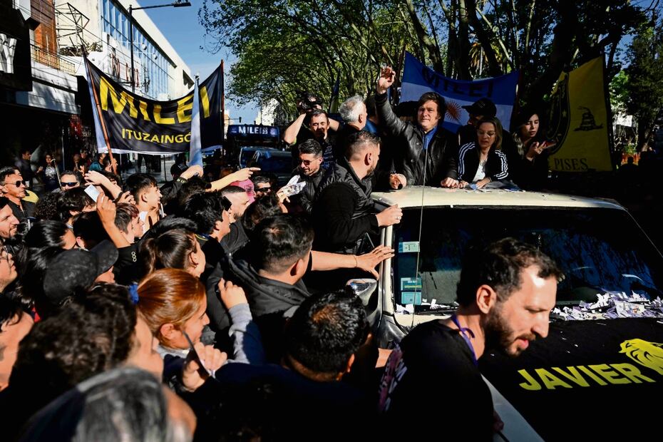 El congresista argentino y candidato presidencial de la Alianza Avanza La Libertad, Javier Milei, saluda a sus partidarios durante un mitin de campaña en Buenos Aires. Foto: Luis Robayo | AFP