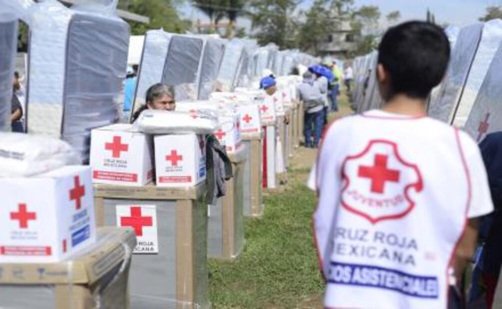 Cruz Roja entrega estufas y colchones a damnificados por sismos en Jojutla, Morelos
