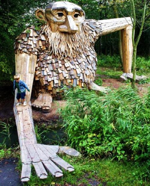 Esculturas gigantes de duendes invaden los bosques de Dinamarca