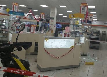 Sujetos armados se llevan 150 celulares de tienda en Tlalnepantla