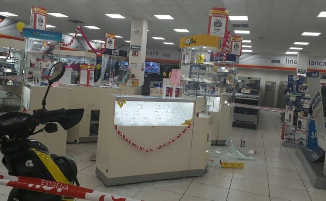 Sujetos entraron a tienda en Tlalnepantla y amagaron a los empleados. Foto: Especial