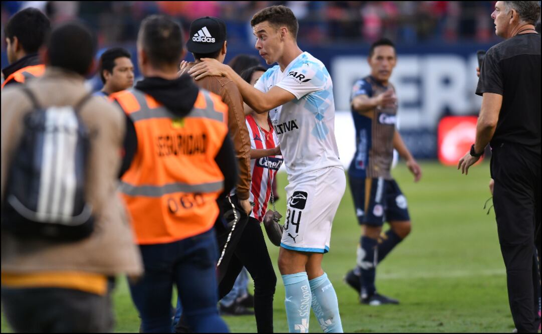 Aficionados terminaron sobre la cancha del inmueble. Mexport