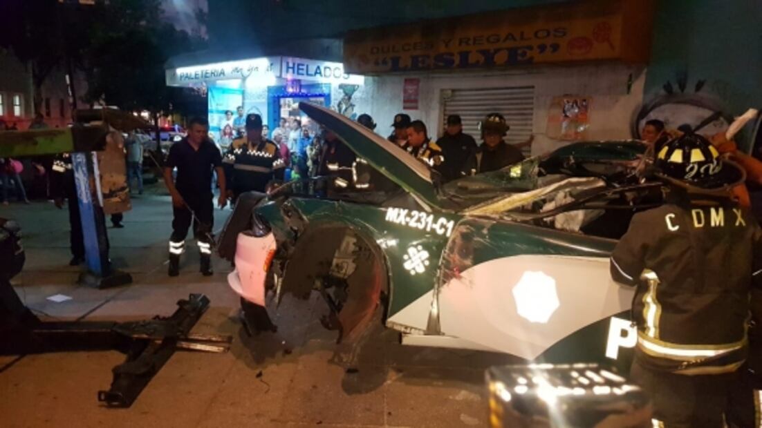 Tras persecución a ladrones, chocan dos policías en Eje Central