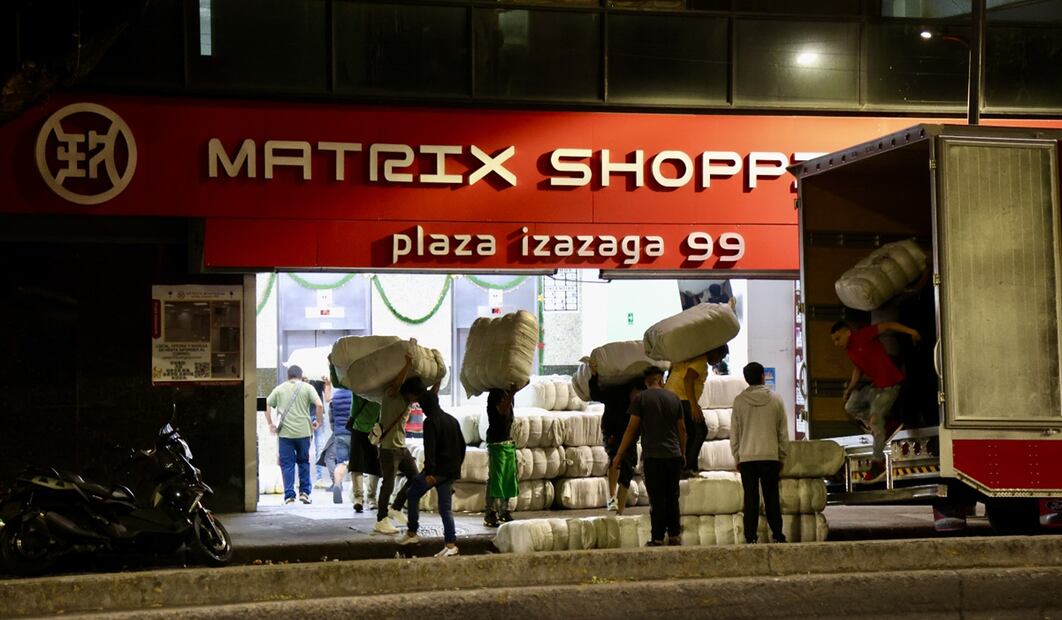 Por otro lado, en el número 189 de la calle Nezahualcóyotl, donde los locatarios de Izazaga resguardaron muchos de sus productos el sábado pasado, se pudo apreciar la llegada de más mercancía que ingresó al inmueble. Foto: Valente Rosas/EL UNIVERSAL