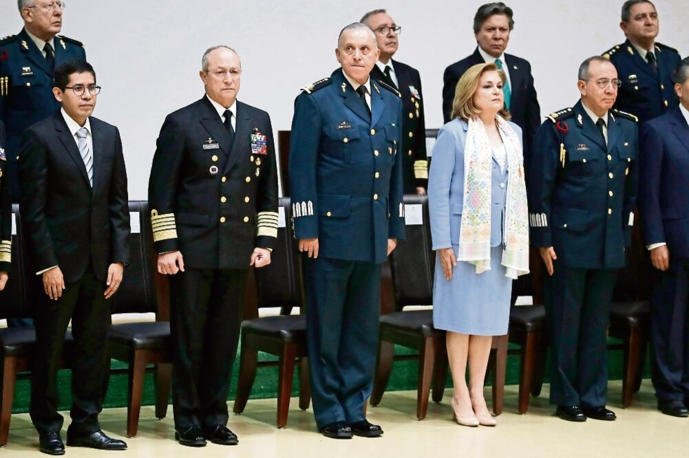 Salvador Cienfuegos Zepeda (al centro), Vidal Francisco Soberón (segundo de izq. a der.) y Arely Gómez González, entre otros, encabezaron la inauguración del taller “Obligaciones y Responsabilidades bajo el esquema del SNA”. FOTO: LUIS CORTÉS EL UNIVERSAL
