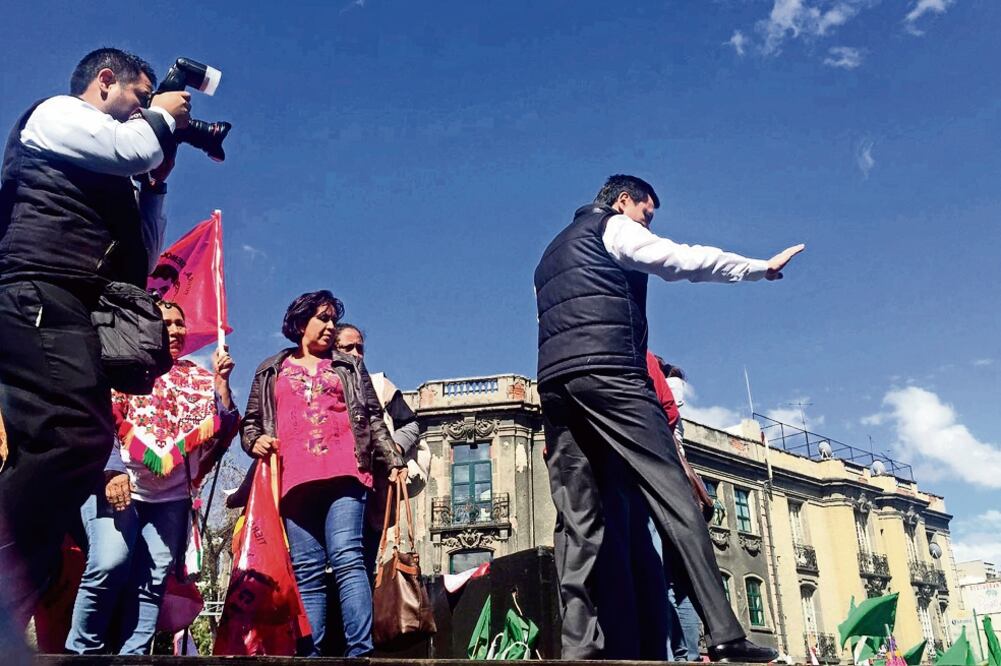 El secretario de Gobernación, Miguel Ángel Osorio Chong, salió ayer de su oficina para dialogar en la calle con diversos grupos de manifestantes que desde el martes pasado tenían un plantón en Bucareli, mismo que ayer retiraron (ESPECIAL)