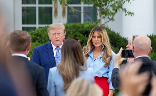 Melania Trump reaparece tras un mes fuera del ojo público; “escuché que me extrañaron”, bromea