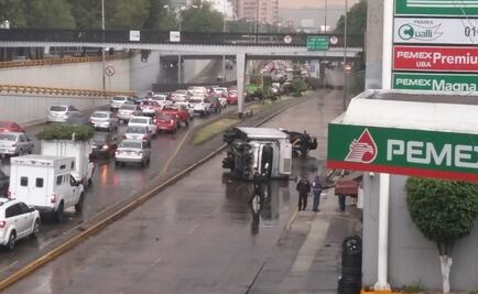 Se voltea camión en lateral de Circuito Interior