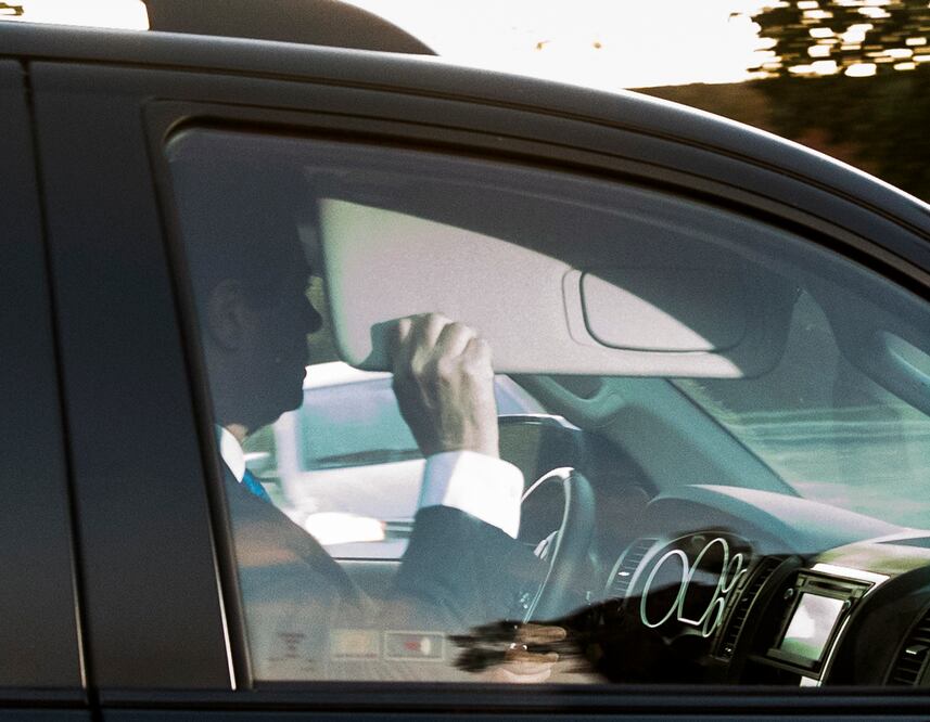 El ex presidente de la campaña de Donald Trump, Paul Manafort, al salir de su casa en Alexandria, Virginia. Foto: AP