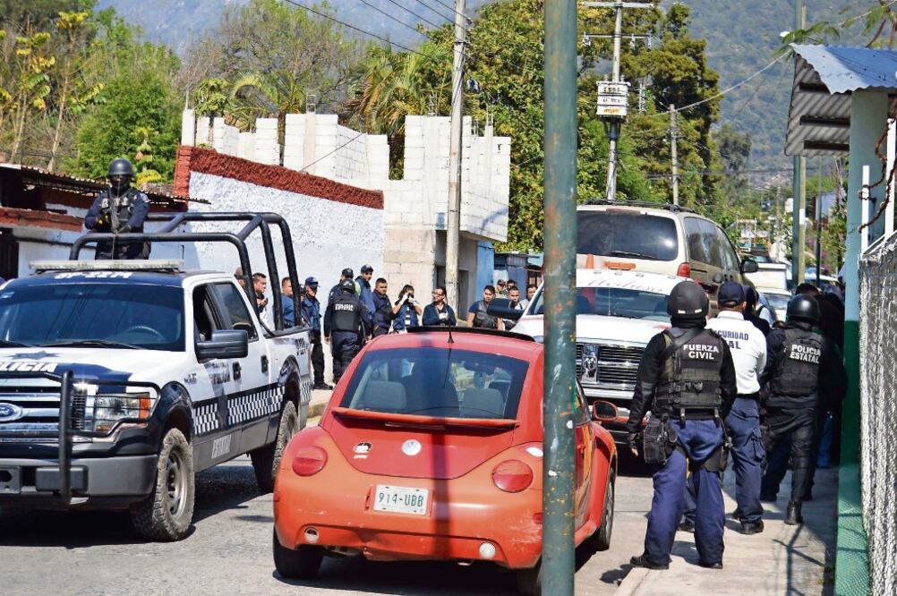 Corporaciones policiacas acudieron al lugar donde se encontraba la camioneta con los cuerpos de las ocho víctimas, frente a una escuela primaria en el municipio de Nogales (AGENCIA FOTOVER)