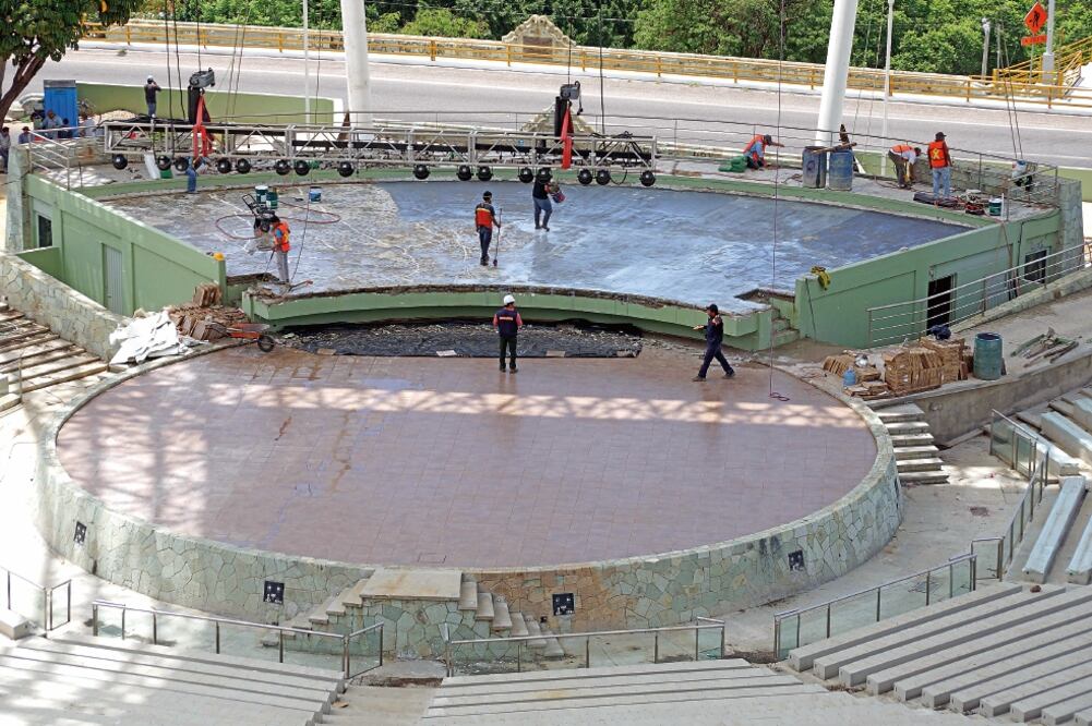 Pese a que empresarios dieron a conocer pérdidas millonarias, continúan a marchas forzadas los trabajos de remodelación del auditorio Guelaguetza (EDWIN HERNÁNDEZ. EL UNIVERSAL)