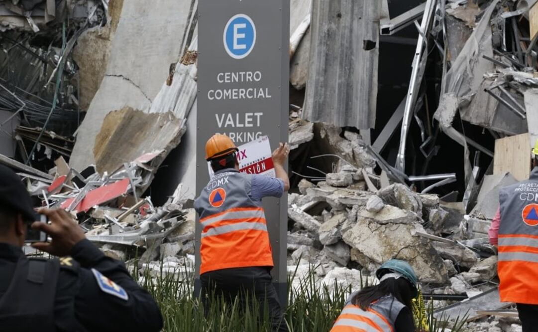 El derrumbe se registró a las 11:10, por lo que autoridades capitalinas y 200 policías llegaron al área para acordonar y apoyar con acciones de vialidad sobre Periférico. Foto: Agustín Salinas / EL UNIVERSAL