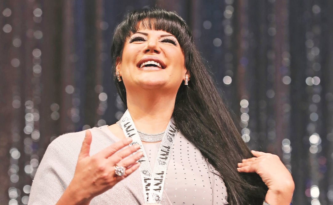 Alejandra Ávalos recibió la medalla por 25 años de carrera. (GERMÁN ESPÍNOSA. EL UNIVERSAL)